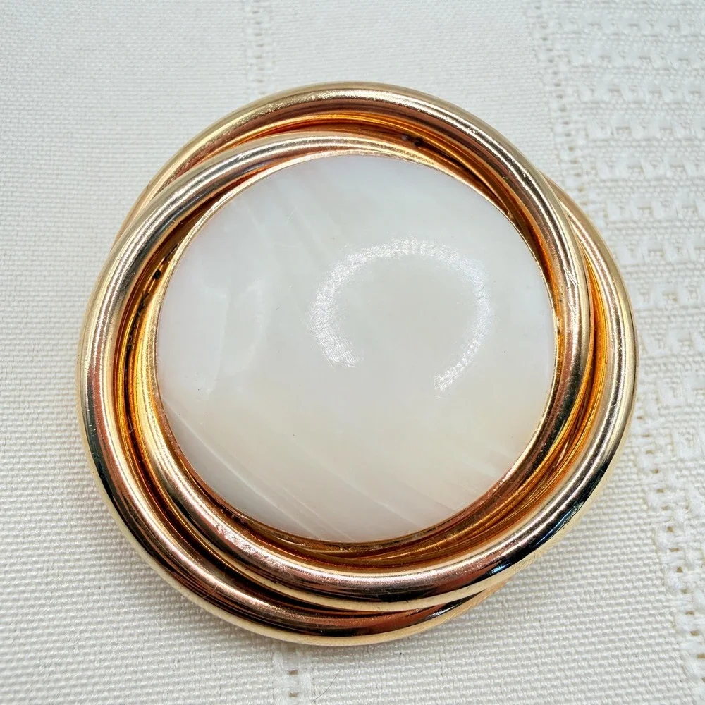 Vintage Big Gold Tone White Marbled Swirl Lucite Cabochon Circle Brooch Pin
